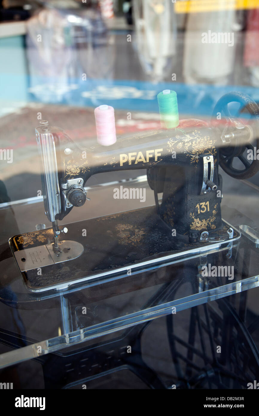 Alte Pfaff-Nähmaschine in Wäsche Schaufenster - London-UK Stockfotografie -  Alamy