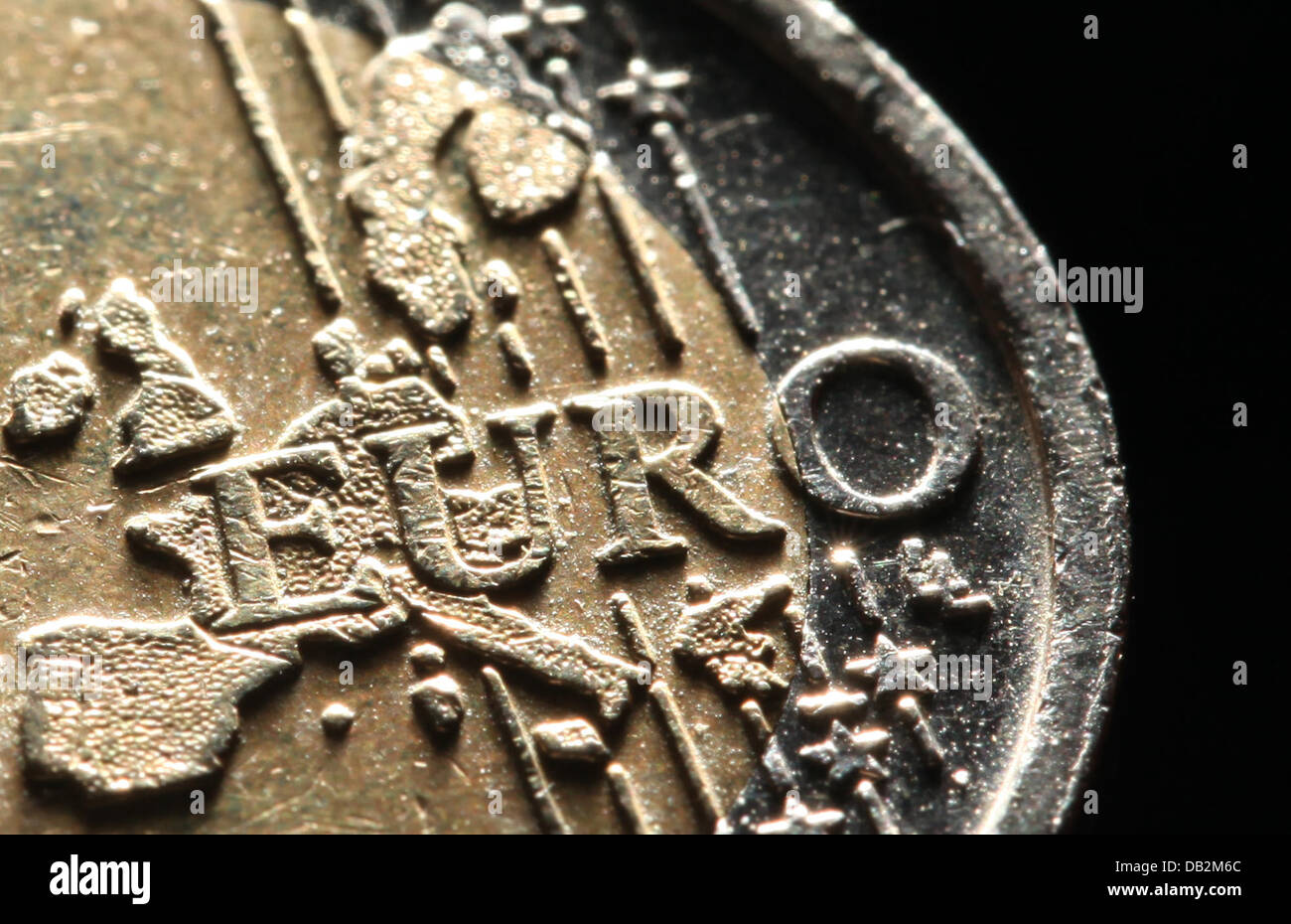 (DATEI - ILLUSTRATION) Archiv zur Veranschaulichung datiert 21. Mai 2011 zeigt eine 2-Euro-Münze in Düsseldorf. Europäischen Finanzminister treffen sich am Freitag, 16. September 2011 in Bresglau um über Wege aus der Schuldenkrise zu beraten. Foto: Julian Stratenschulte Stockfoto