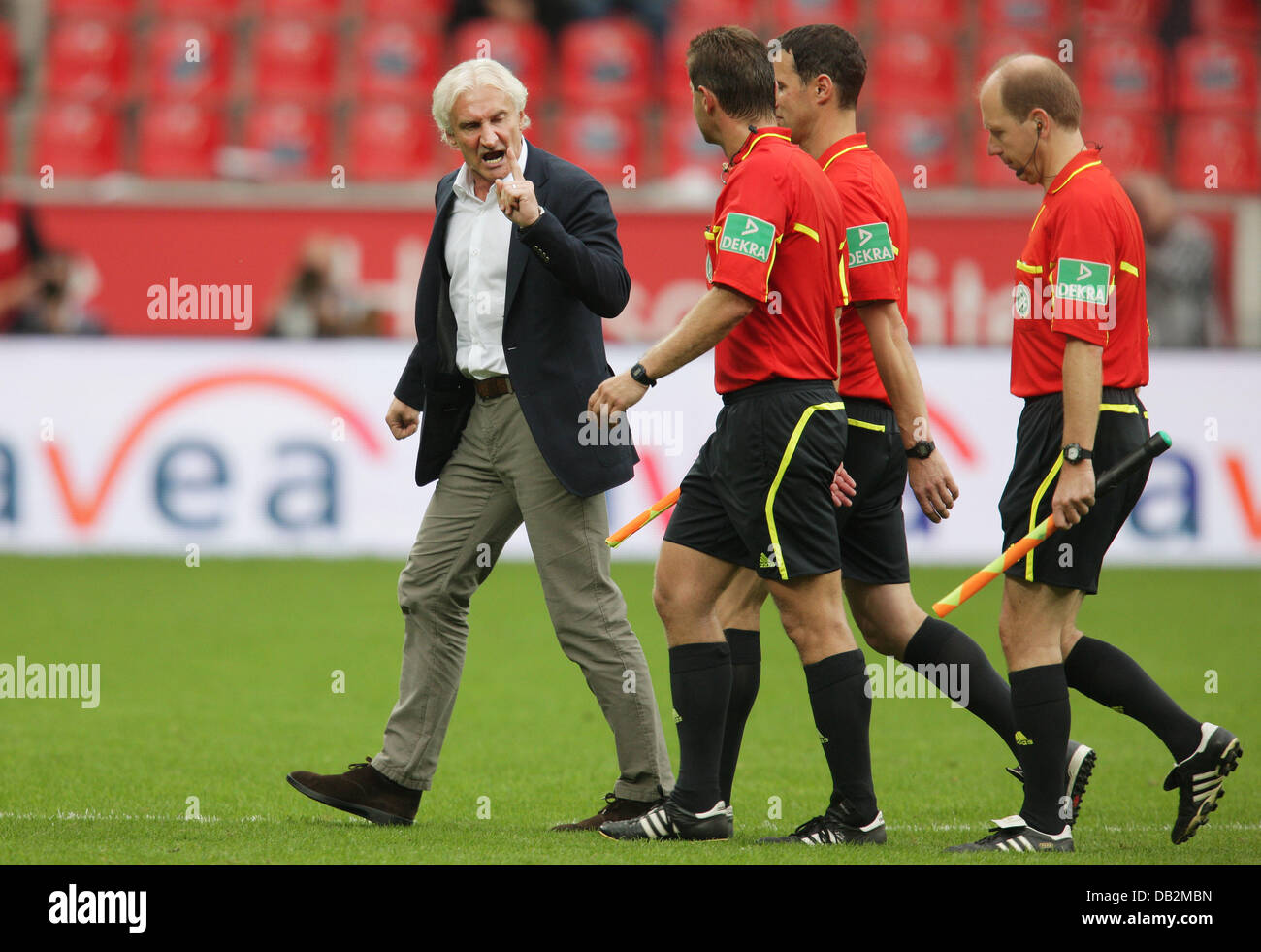 Leverkusens Sportdirektor Rudi Völler (L) diskutiert heftig mit Schiedsrichter Guenther Perl nach der Bundesliga-match zwischen Bayer Leverkusen und dem 1. FC Köln in der BayArena in Leverkusen, Deutschland, 17. September 2011. Köln besiegt Leverkusen 1-4. Foto: ROLF VENNENBERND (Achtung: EMBARGO Bedingungen! Die DFL ermöglicht die weitere Nutzung der Bilder in IPTV, mobile Stockfoto