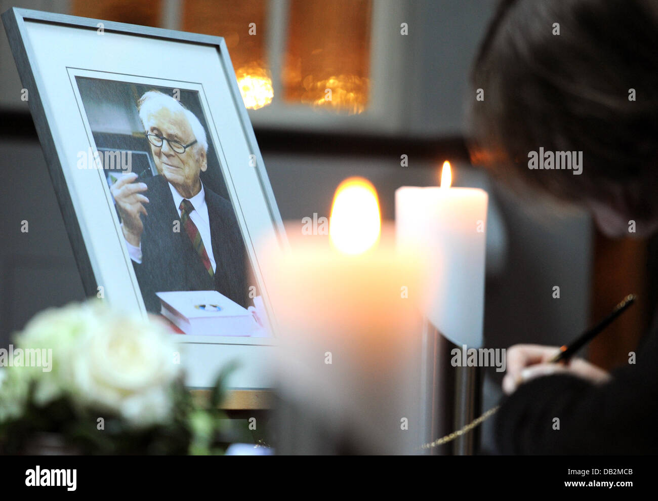 Ein Foto des Komikers Vicco von Buelow Alias Loriot hängt in der St.-Gotthardt-Kirche während einer Trauerfeier in Brandenburg an der Havel, Deutschland, 17. September 2011. Loriot in Brandenburg geboren und starb im Alter von 87 Jahren am 22. August 2011 in Ammerland am Starnberger See. Foto: Jens Kalaene Stockfoto