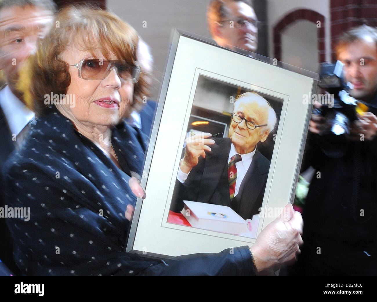 Rose-Marie von Buelow (R), Witwe des Komikers Vicco von Buelow Alias Loriot, hält ein Foto während einer Trauerfeier in der St.-Gotthardt-Kirche in Brandenburg an der Havel, Deutschland, 17. September 2011. Loriot in Brandenburg geboren und starb im Alter von 87 Jahren am 22. August 2011 in Ammerland am Starnberger See. Foto: Jens Kalaene Stockfoto