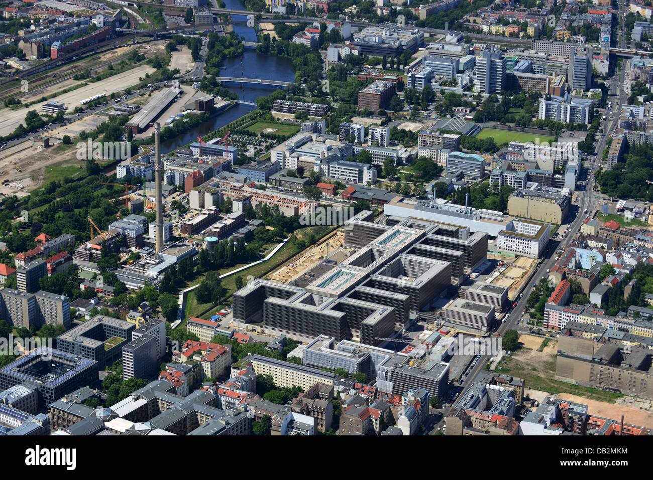 Berlin 2013/06/05 Blick auf der Baustelle für die neue BND-Zentrale in Chausseestrass im Bezirk Mitte. Der Bundesnachrichtendienst (BND) baut auf einem 10 Hektar großen Gelände für ca. 4.000 Mitarbeiter. Es ist nach Plänen des Berliner Architekturbüros Kleihues + Kleihues gebaut. Stockfoto