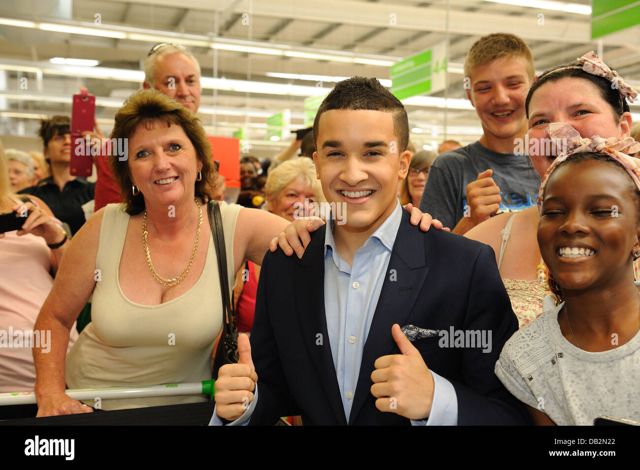 Jahmene Douglas bei der Vorstellung seines Debütalbums die Liebe versagt nie bei Swindon ASDA speichern Stockfoto