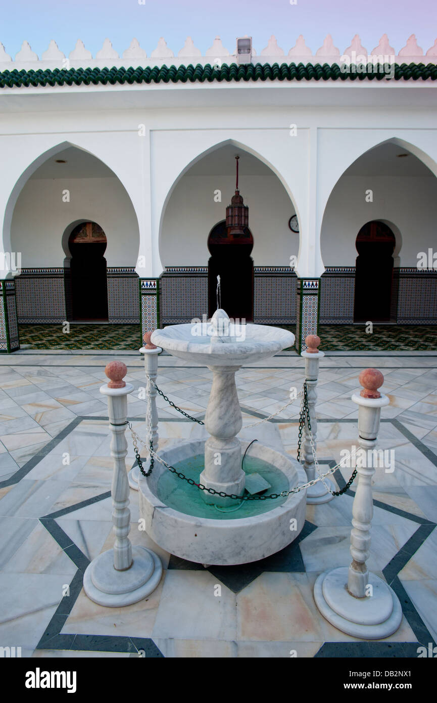 Hof mit Brunnen in Muley El Medhi Moschee. Ceuta. Nordafrika. Spanien. Stockfoto