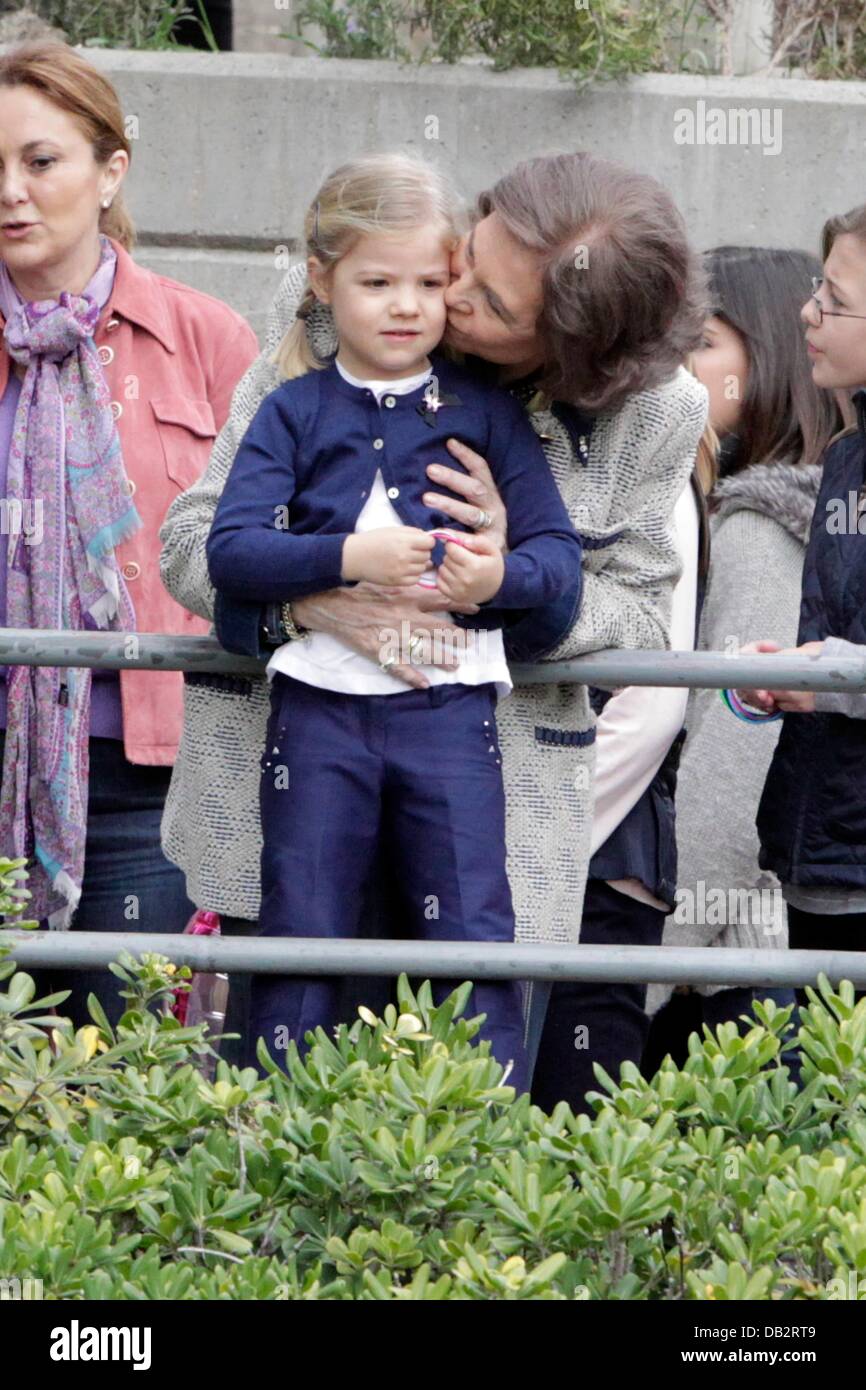 Königin Sofia im Zoo mit ihrer Enkelin Prinzessin Leonor Madrid, Spanien - 02.04.11 nur verfügbar für die Veröffentlichung in der Stockfoto