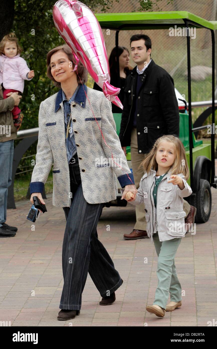 Königin Sofia im Zoo mit ihrer Enkelin Prinzessin Sofia Madrid, Spanien - 02.04.11 nur verfügbar für die Veröffentlichung in der Stockfoto