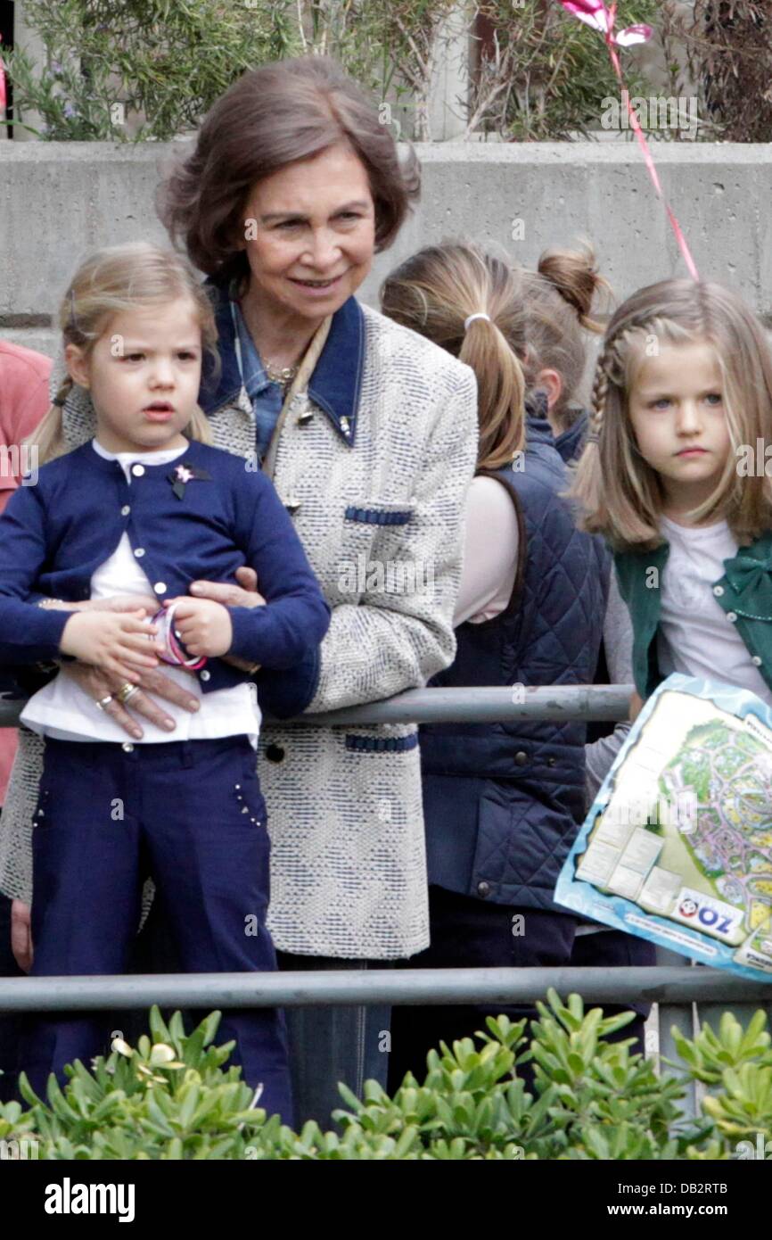 Königin Sofia im Zoo mit ihren Enkelinnen Prinzessin Leonor und Prinzessin Sofia Madrid, Spanien - 02.04.11 nur verfügbar für Stockfoto