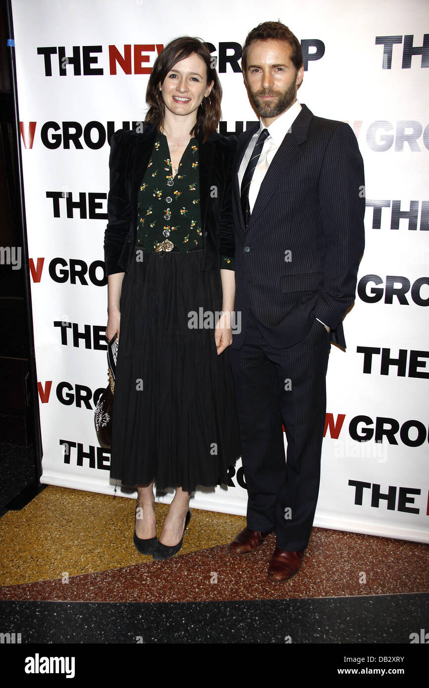 Emily Mortimer und Alessandro Nivola Feier für die neue Gruppe Off-Broadway-Produktion von "Wallace Shawn Marie und Stockfoto