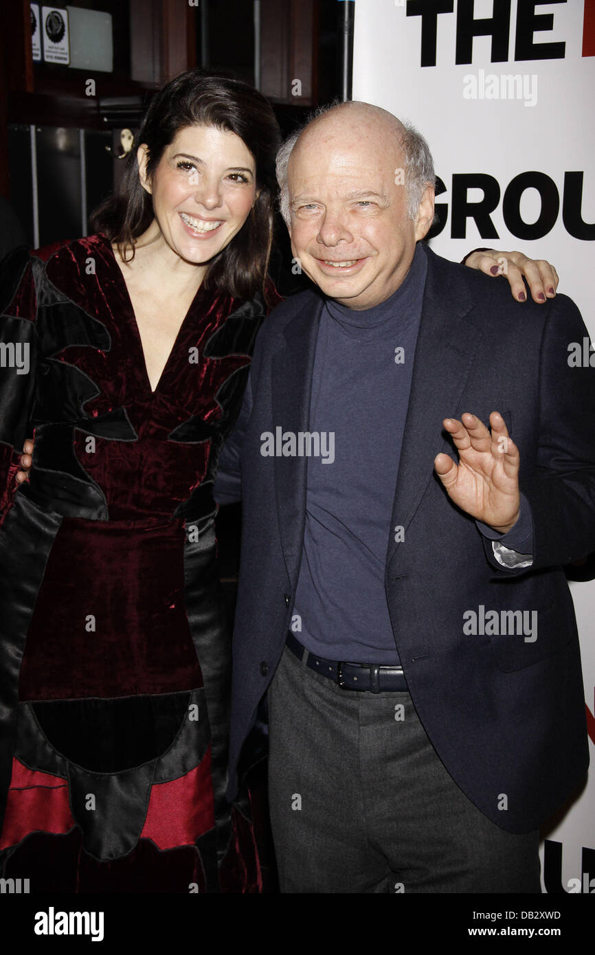 Marisa Tomei und Wallace Shawn Feier für die neue Gruppe Off-Broadway-Produktion "Wallace Shawn Marie und Bruce" statt Stockfoto