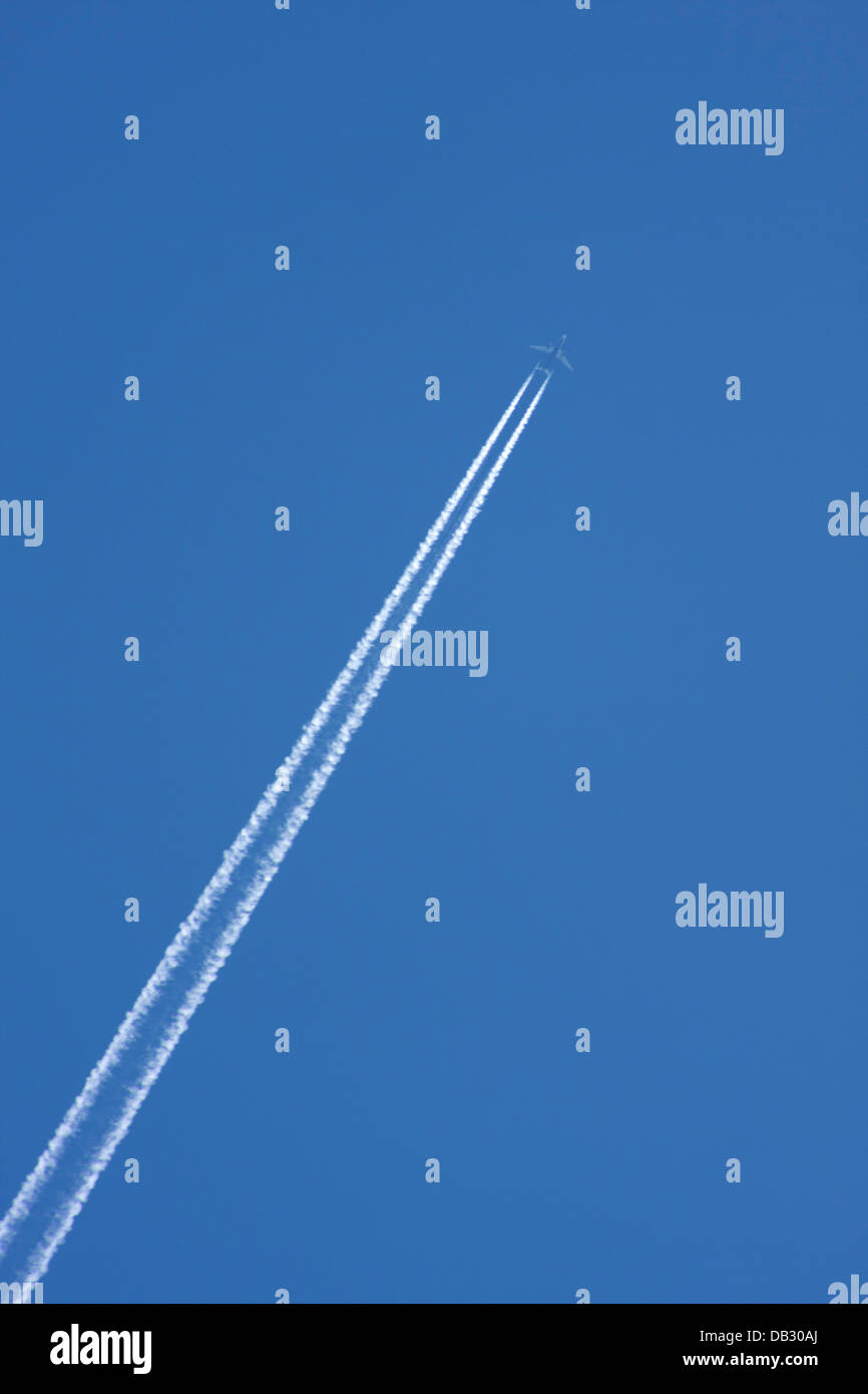 Flugzeug mit Kondensation Trail hoch in den Himmel Stockfoto