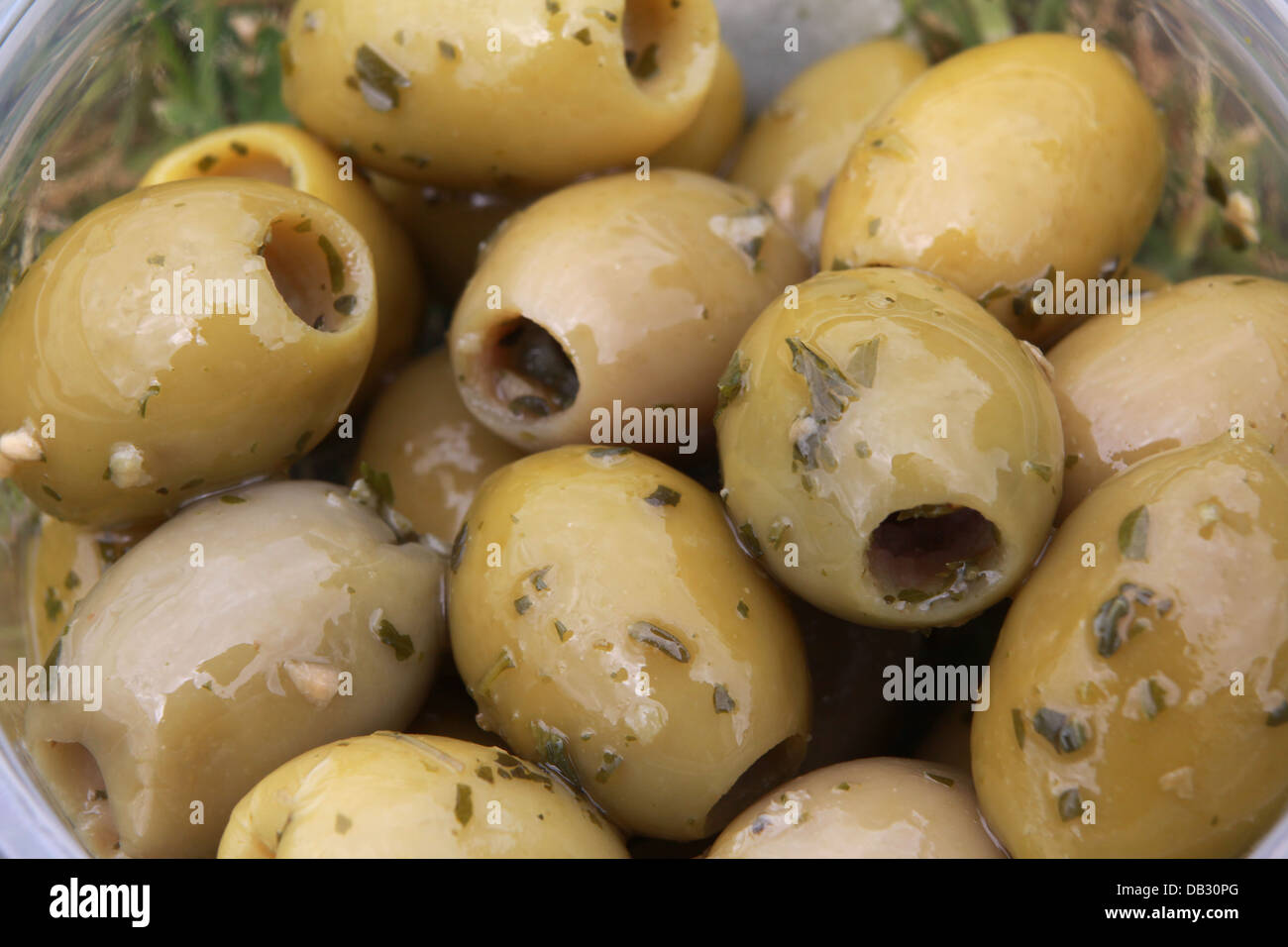 Nahaufnahme Detail gekleidet grüne Oliven im Freien in schattigen Licht Stockfoto