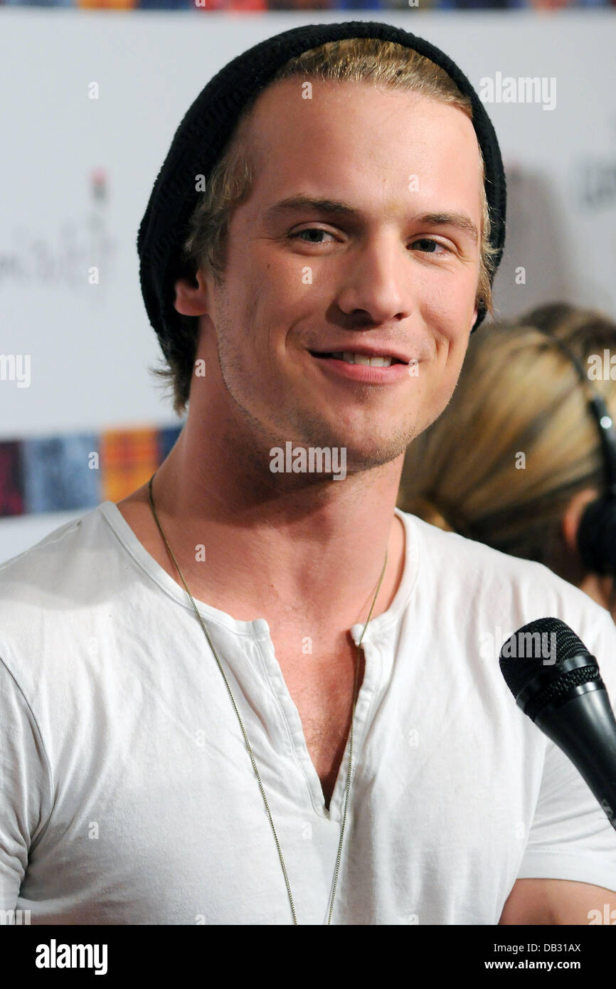 Freddie Stroma 9. jährliche "Gekleidet, Kilt" Charity Fashion show am Hammerstein Ballroom - Ankünfte. New York City, USA- Stockfoto