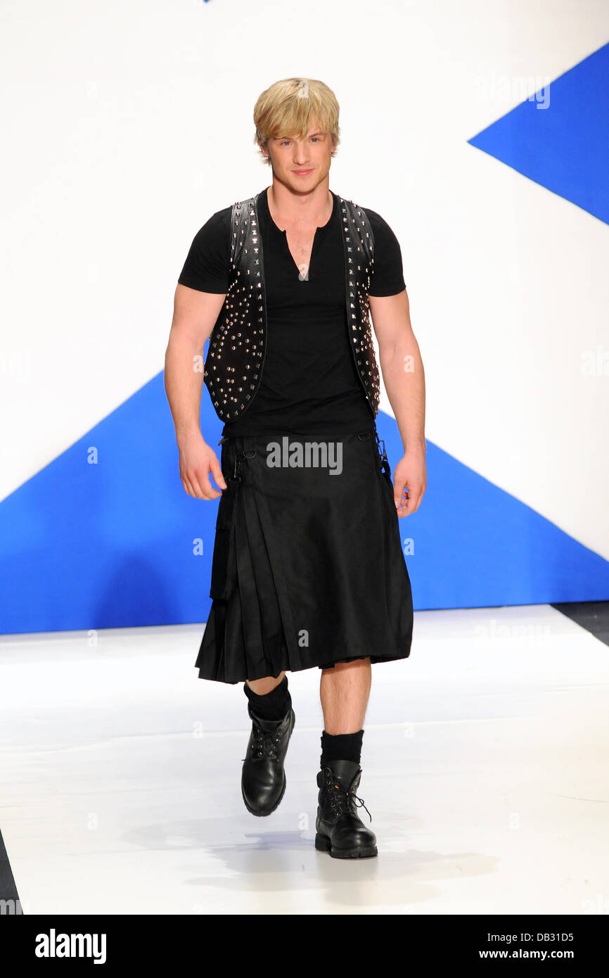 Freddie Stroma "Gekleidet, Kilt" Charity Fashion Show im Hammerstein Ballroom. New York City, USA - 05.04.11 Stockfoto