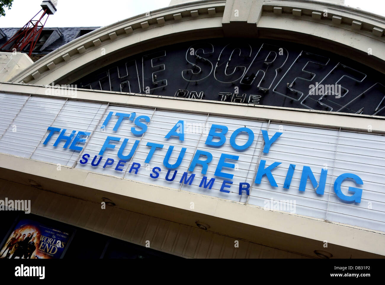 London, UK. 23. Juli 2013. Es ist A Boy - Bildschirm auf den grünen Kino kündigt königliche Geburt auf seine Festzelt an diesem Morgen, Islington, London.  Catherine, Herzogin von Cambridge, gebar einen jungen in St. Marys Hospital, Paddington gestern Credit: Jeffrey Blackler/Alamy Live News Stockfoto