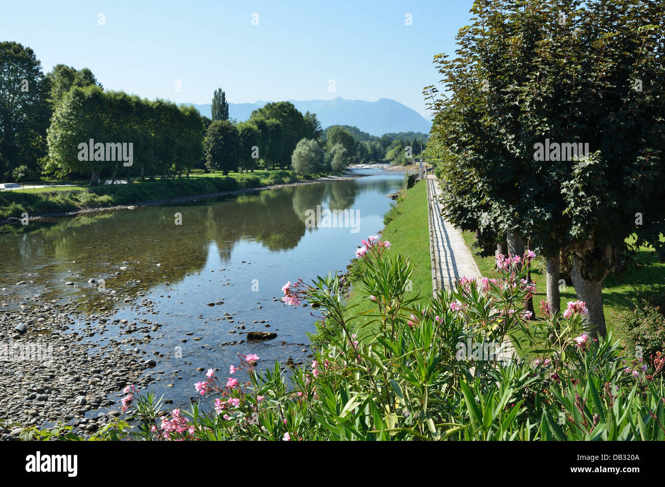 Sommer-Blick auf die französische Stadt Nay Stockfoto