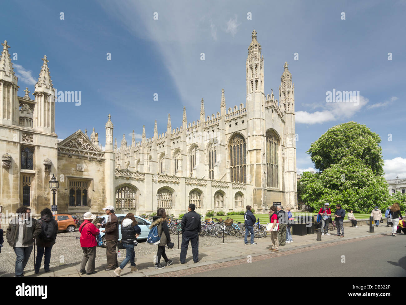Touristen, Besucher und Reiseleiter von Kings College Cambridge UK Stockfoto