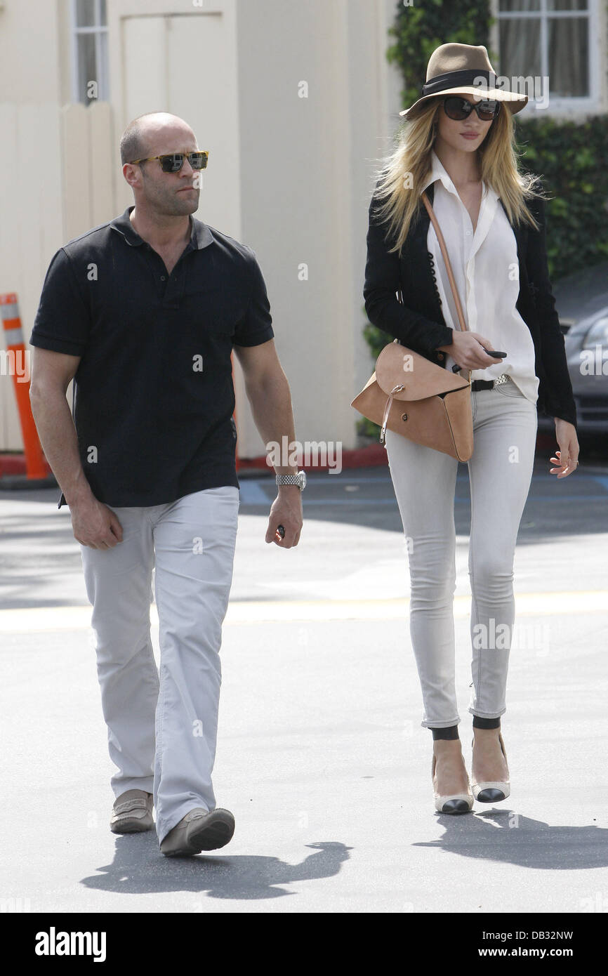 Jason Statham Und Seine Freundin Rosie Huntington Whiteley Finden Ihren Weg Zuruck Zum Auto Nach Einem Gemeinsamen Mittagessen Im Cafe Stockfotografie Alamy