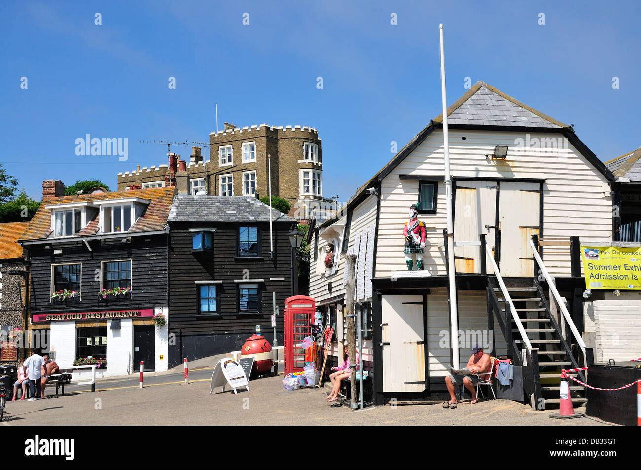 Broadstairs, Kent, England, UK. Stadt. Alten Rettungsstation und Bleak House, gesehen vom pier Stockfoto