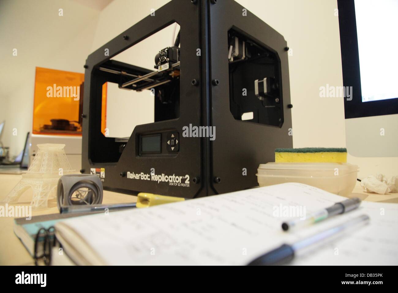 London, UK. 23. Juli 2013. Vorschau von "die Zukunft ist da: eine neue industrielle Revolution", Ausstellung im Design Museum, Shad Thames, London.  Im Bild - MakerBot Replicator 2 Desktop-3D Drucker Credit: David Lager/Alamy Live News Stockfoto