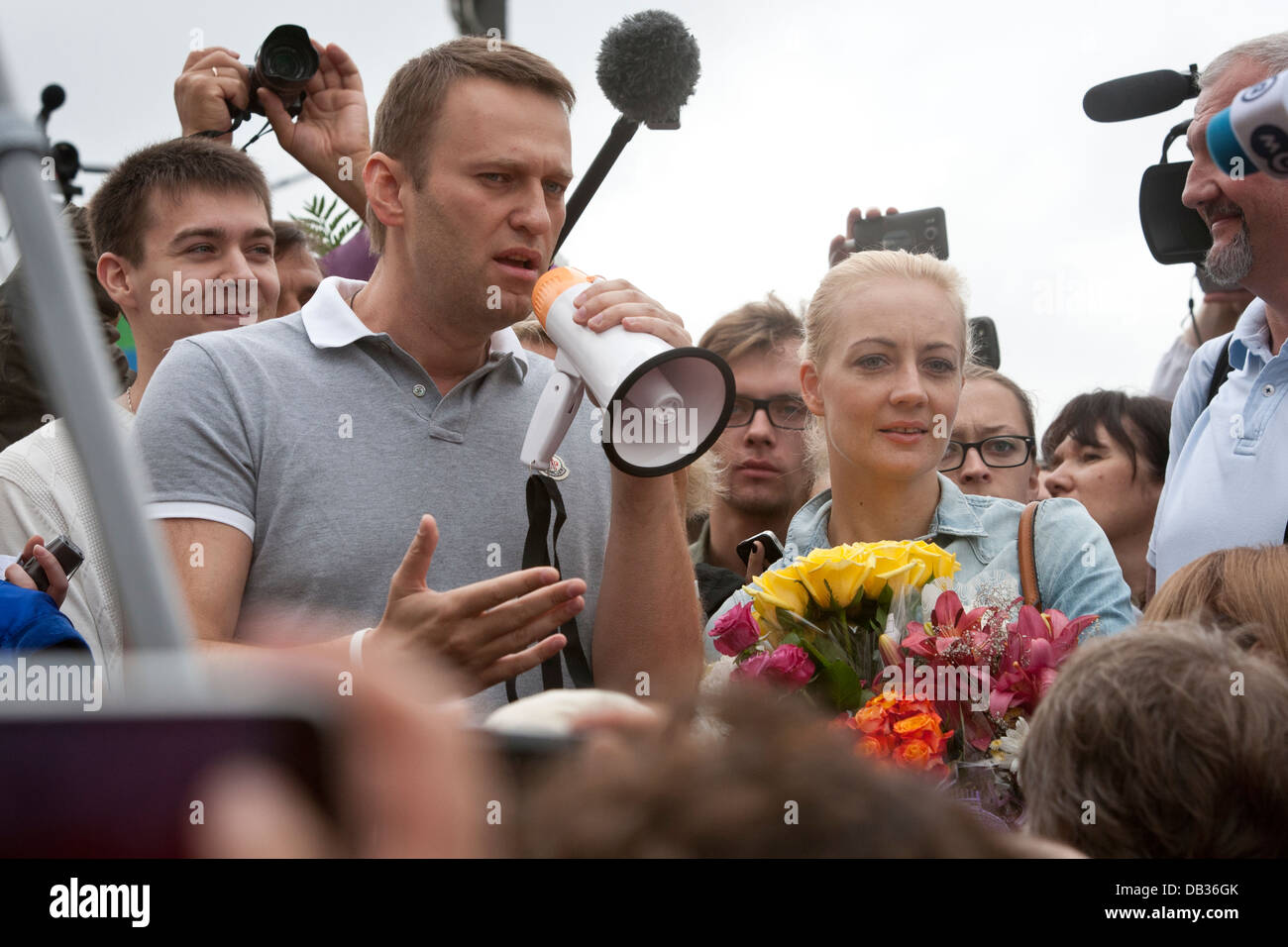 Russische Oppositionspolitiker Aleksei Navalny erfüllt ist von einer Schar von Anhängern am Yaroslavl Bahnhof in Moskau, Russland. Stockfoto