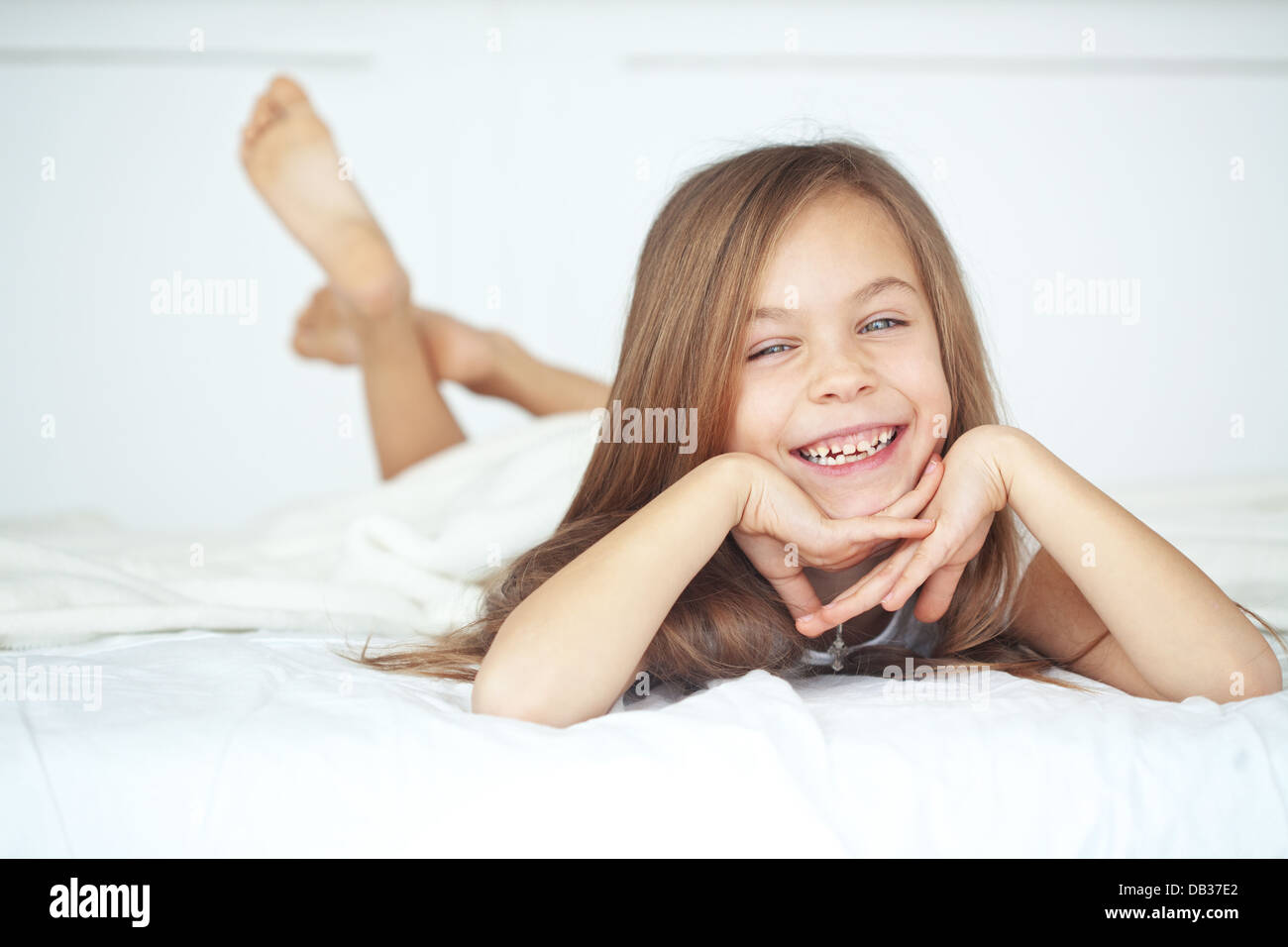 Mädchen im Bett Stockfoto