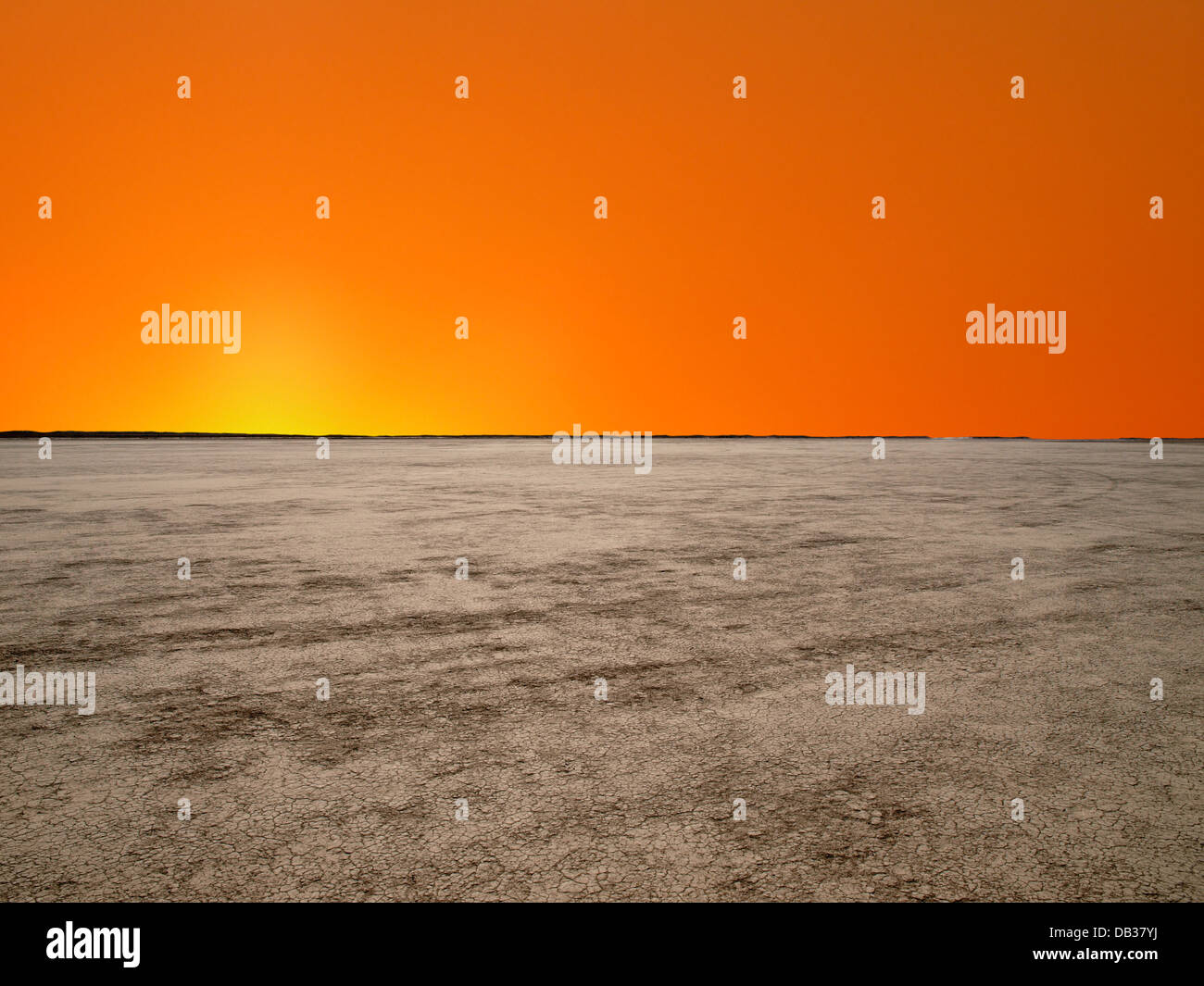 El Mirage dry Lake mit Sonnenaufgang Himmel in der kalifornischen Mojave-Wüste. Stockfoto
