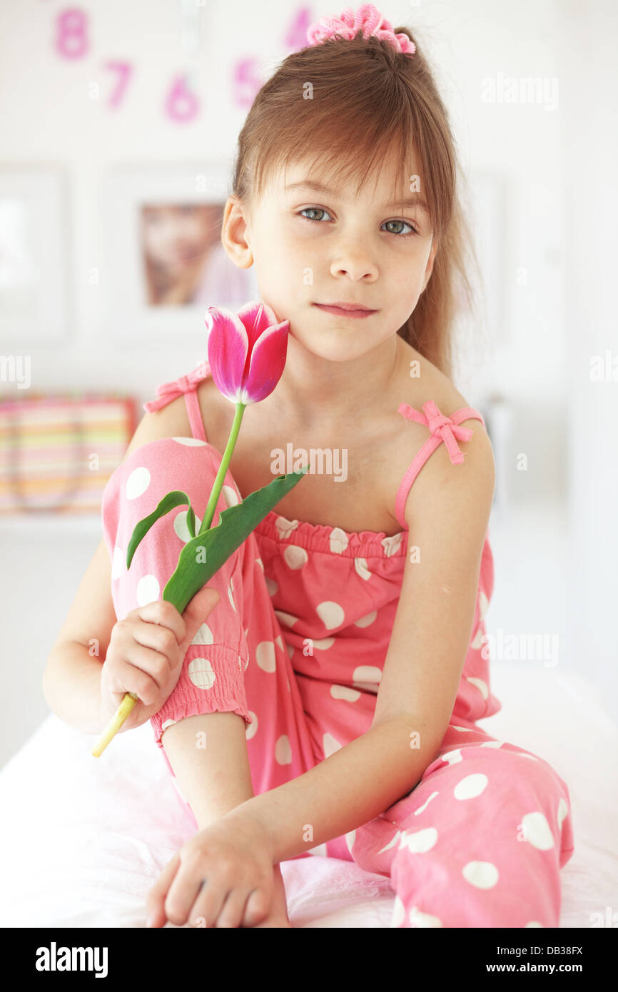 Kind mit Blume Stockfoto
