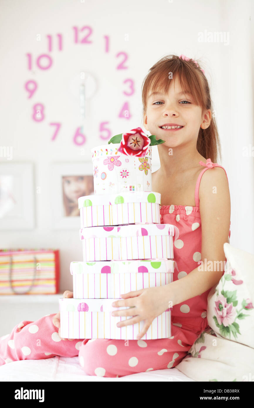 Kind Mädchen mit Geschenk-Boxen Stockfoto