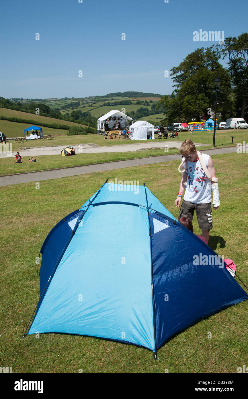 Junge Camper Zelt im Outdoor-Musik-Event. Launceston UK Stockfoto