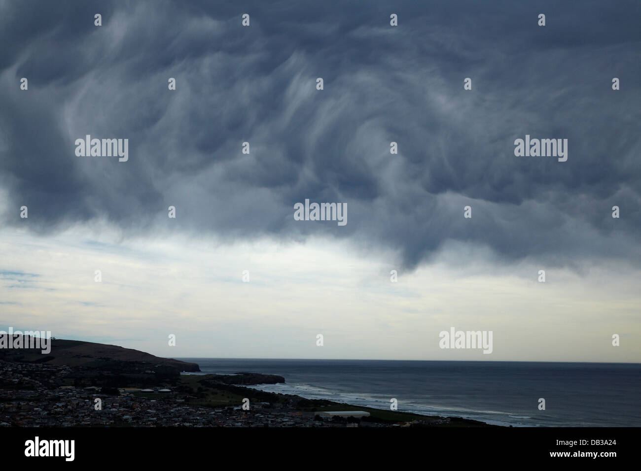 Ungewöhnliche Gewitterwolken überrollen St Kilda Beach, Dunedin, Otago, Südinsel, Neuseeland Stockfoto