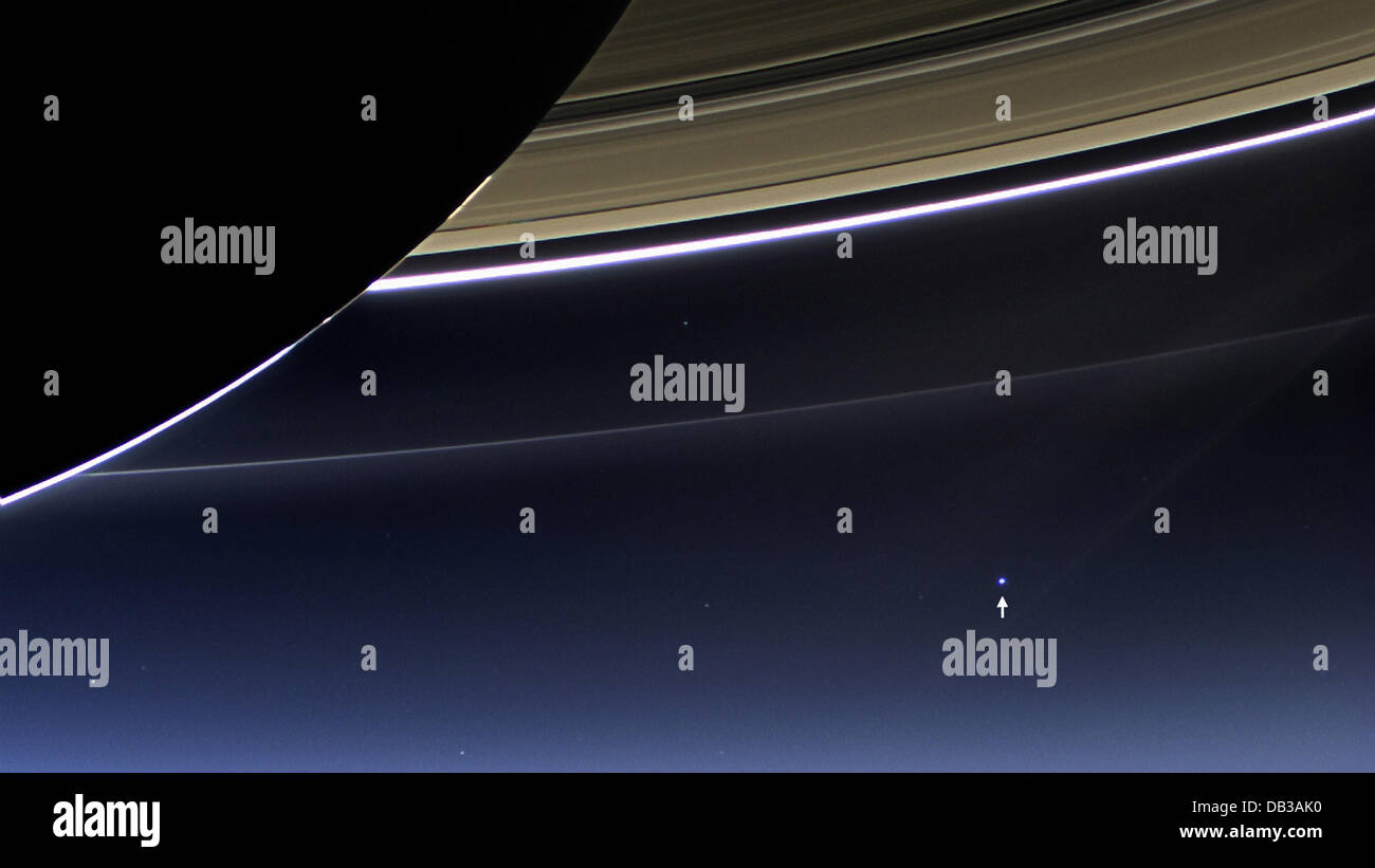 Eine Weitwinkelansicht des Planeten Erde, versehen mit einem Pfeil unter die Ringe des Saturn eingefangen von NASA Raumsonde Cassini 19. Juli 2013. Erde ist 898 Millionen Meilen entfernt in dieses Bild, erscheint als ein blauer Punkt in der Mitte rechts; der Mond kann als eine schwächere Vorwölbung von seiner rechten Seite angesehen werden. Stockfoto