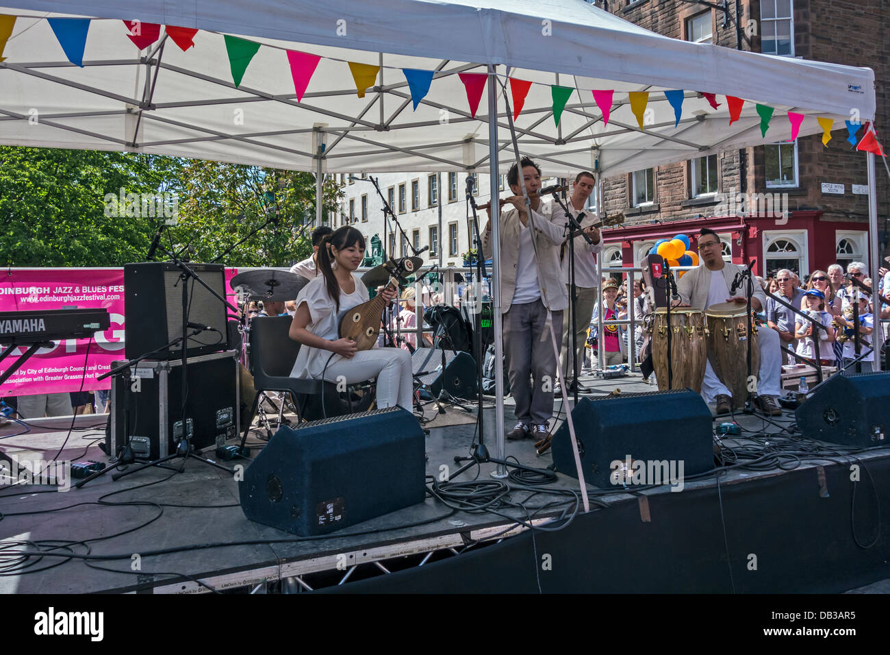 SZK Sizhukong Gruppe spielt auf dem 2013 Edinburgh Jazz & Blues Festival in Grassmarket auf der Karneval-Veranstaltung Stockfoto