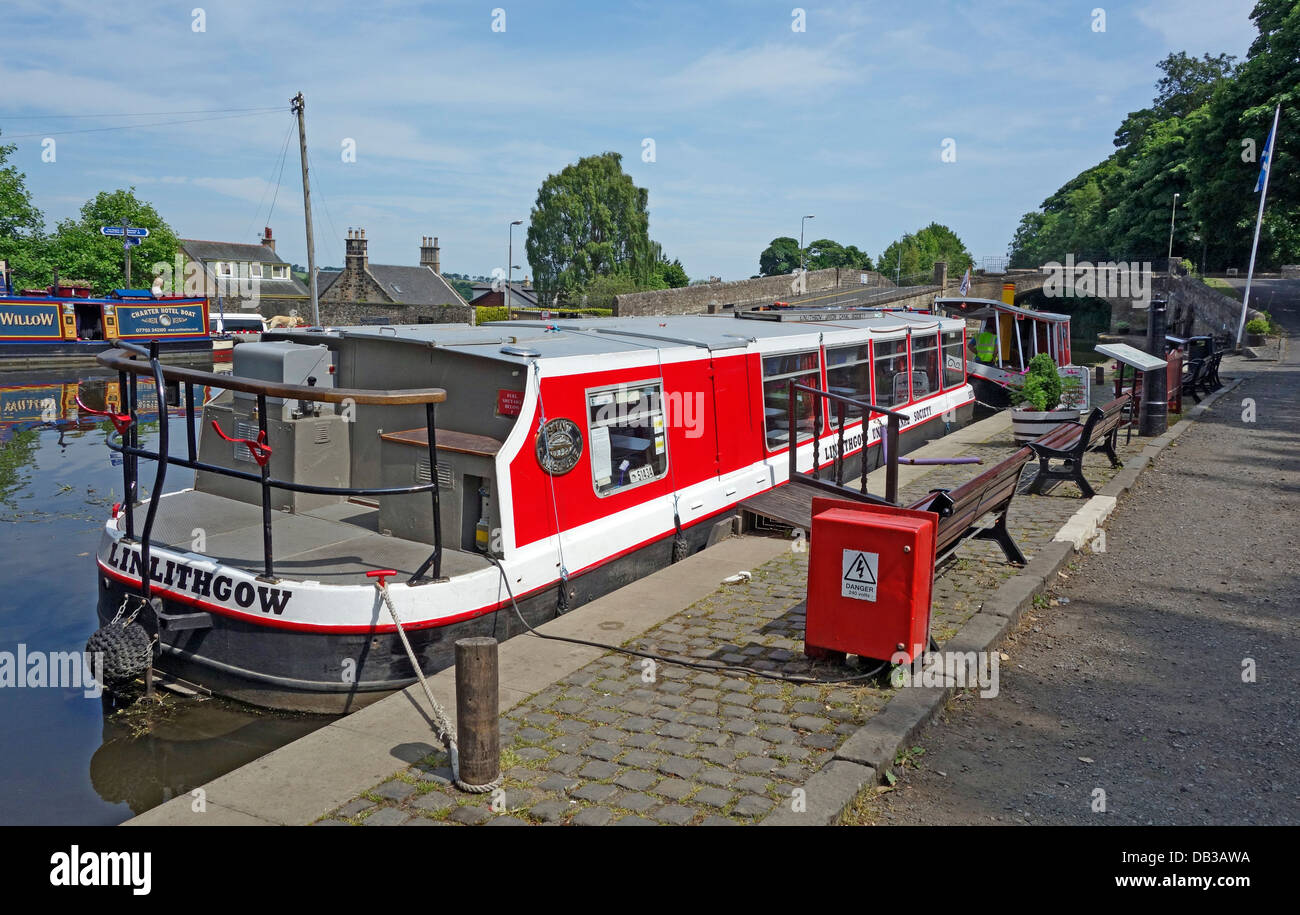 Linlithgow Union Canal Gesellschaft St. Magdalene und Victoria vor Anker im Becken auf Union Canal Linlithgow Stockfoto