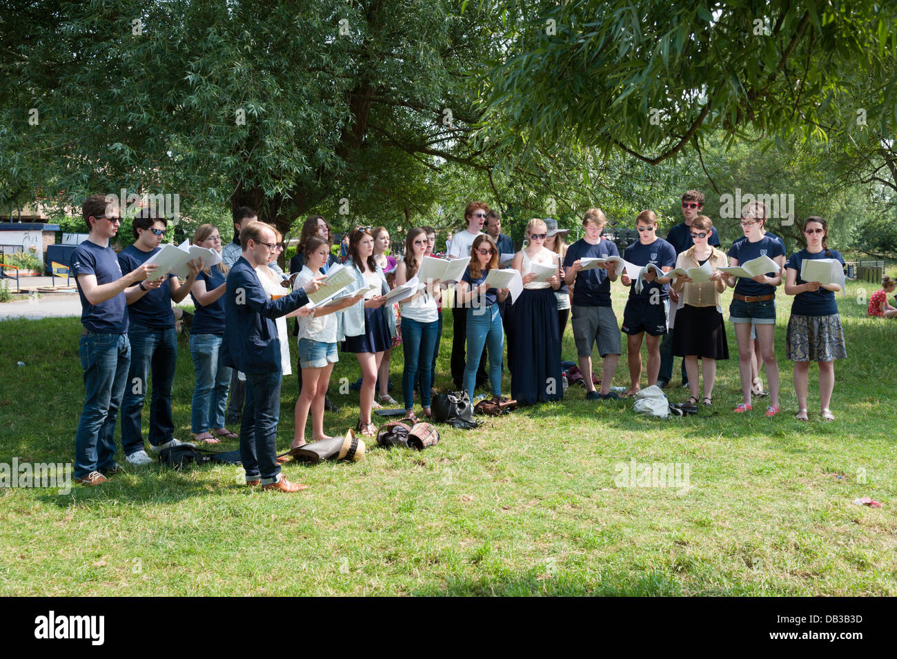 Pembroke College Choir, Cambridge University UK, Durchführung im Freien an einem sonnigen Sommertag Stockfoto