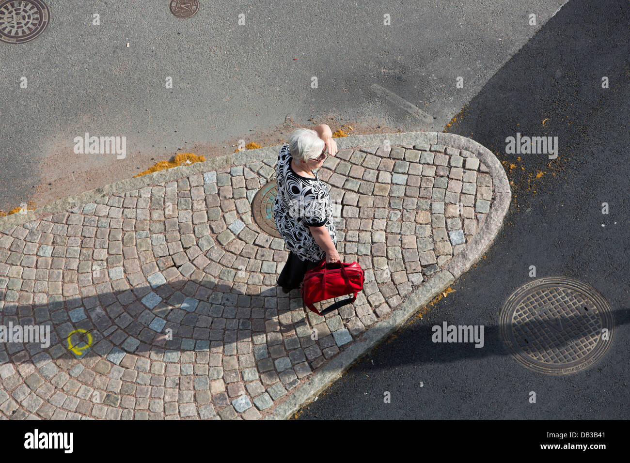 Frau auf Bürgersteig Stockfoto