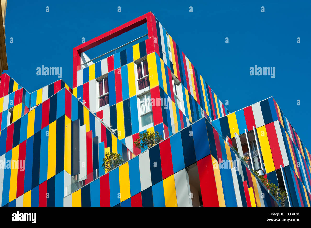 Edificio de Colores (Farbe Pret a Porter) bei Real Street, von MGM Arquitectos entworfen. Ceuta. Spanien. Stockfoto