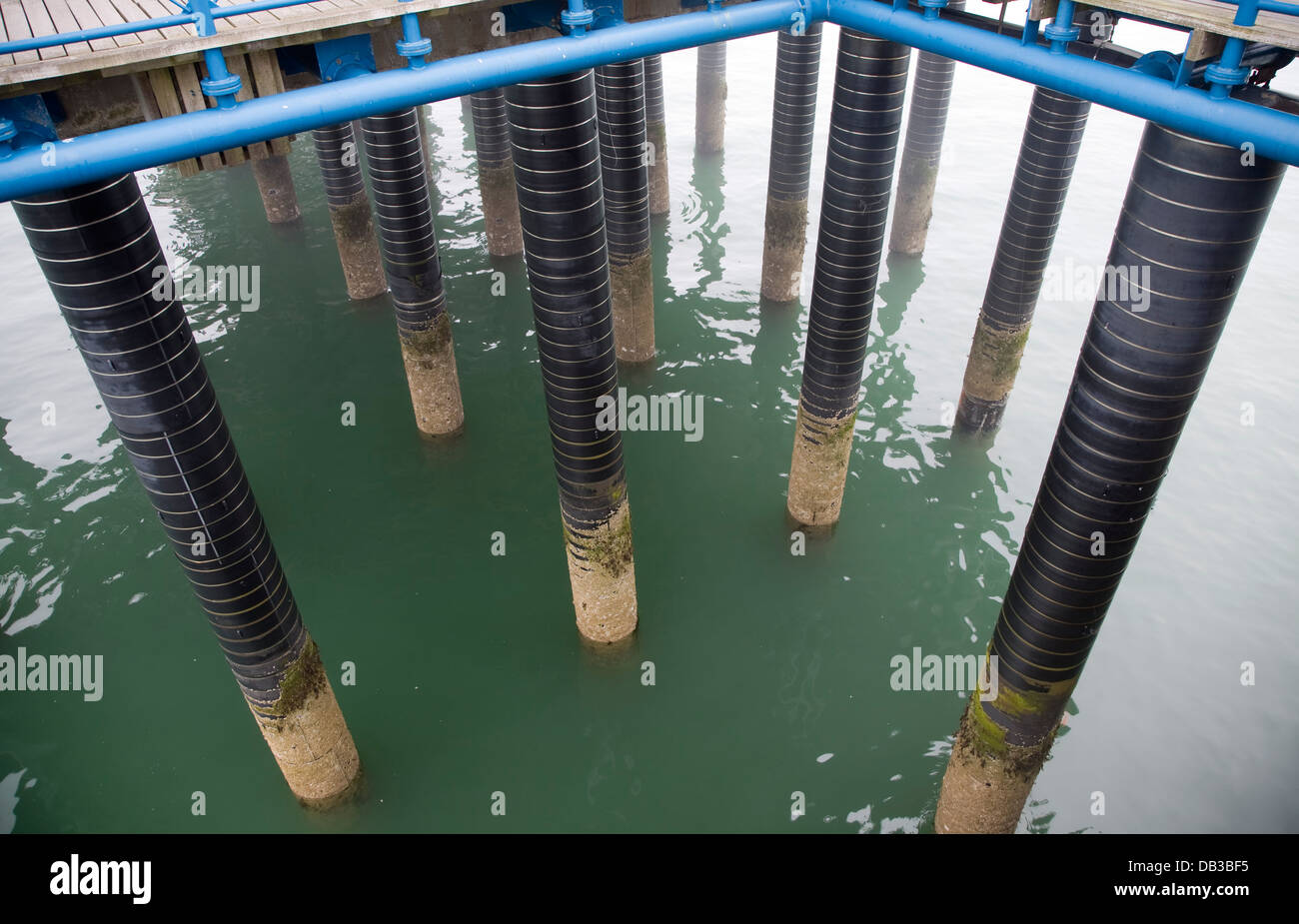 Spalte Tragsäulen Pier steigen vom Meer Cromer Norfolk England Stockfoto