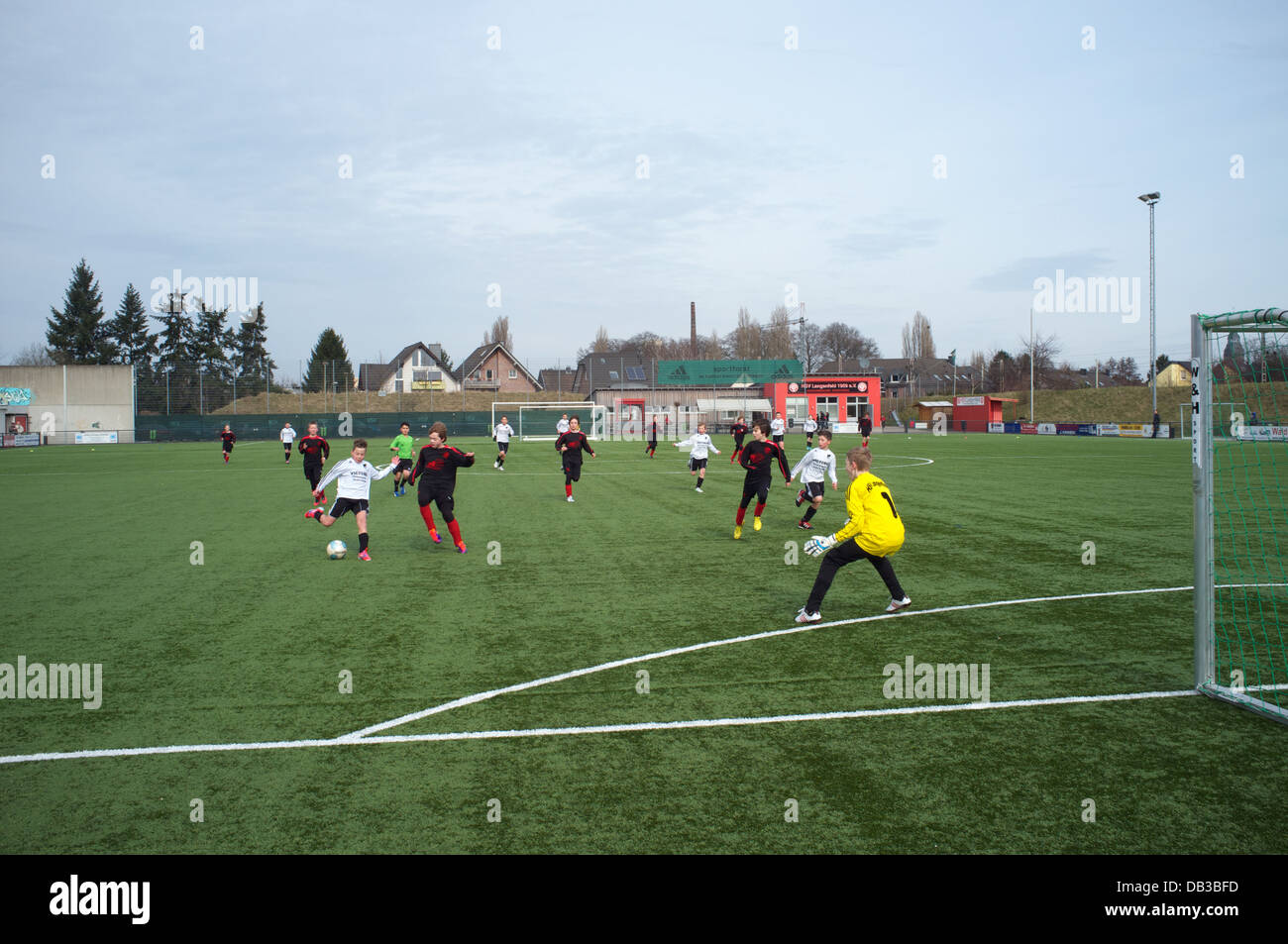 Jugend Fußballspiel gespielt auf eine kleinere Größe Kunstrasenplatz, Langenfeld, Deutschland Stockfoto