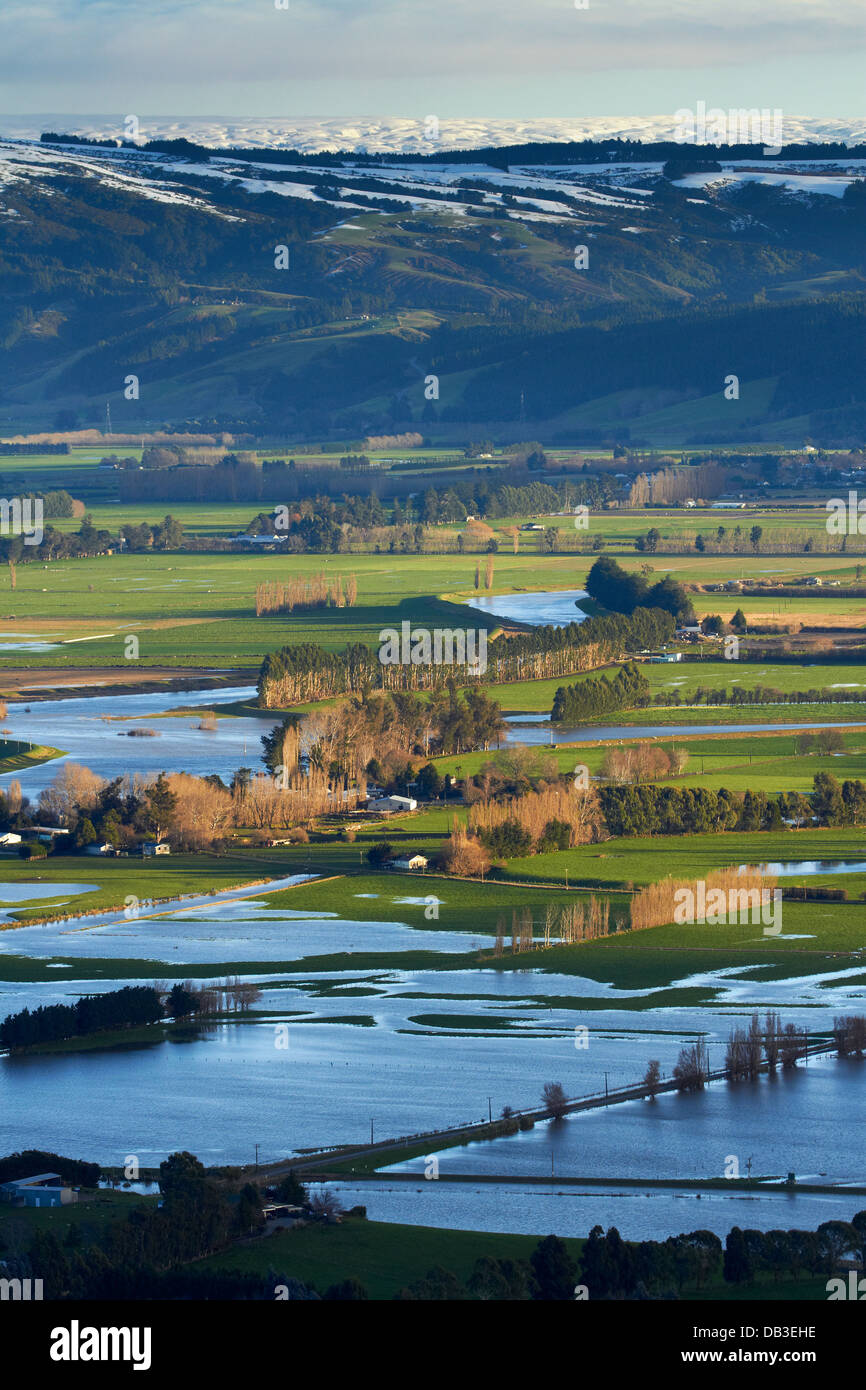 Taieri River und überfluteten Ackerland auf Taieri Plains, in der Nähe von Mosgiel, Dunedin, Südinsel, Neuseeland Stockfoto