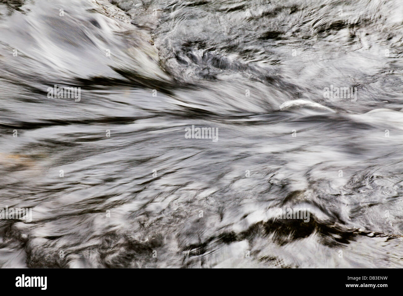 Stählerne grauen Wassern des River Ure in Redmire Kraft Swinithwaite Wensleydale Yorkshire Dales England Stockfoto