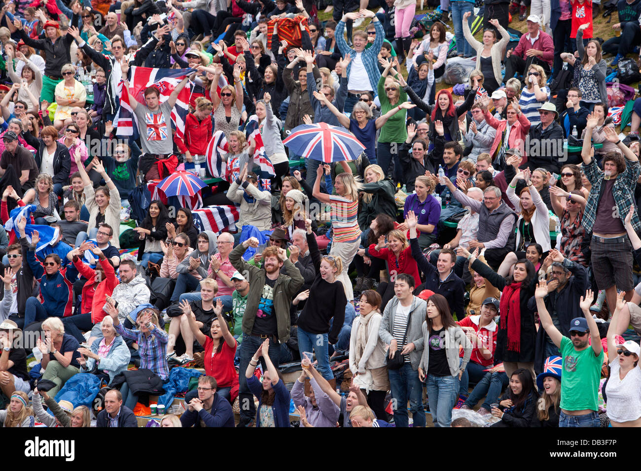 Die Menge, die gerade ein Spiel auf The Championships Wimbledon 2012 The All England Lawn Tennis & Croquet Club Stockfoto