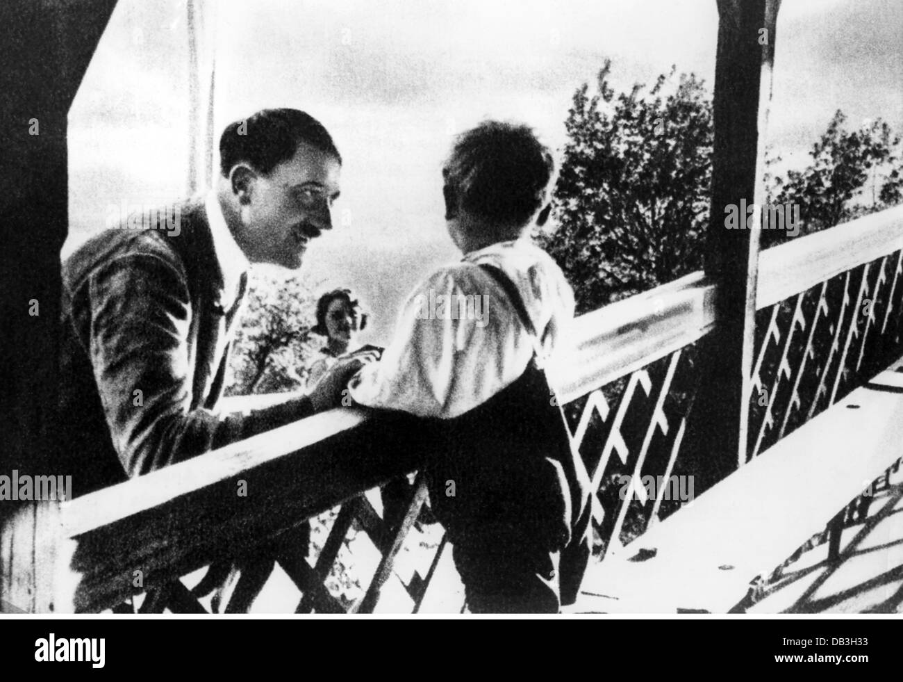 Hitler, Adolf, 20.4.1889 - 30.4.1945, deutscher Politiker (NSDAP), Reichskanzler 30.1.1933 - 30.4.1945, Gruß an einen kleinen Jungen, Obersalzberg, ca. 1935, Stockfoto