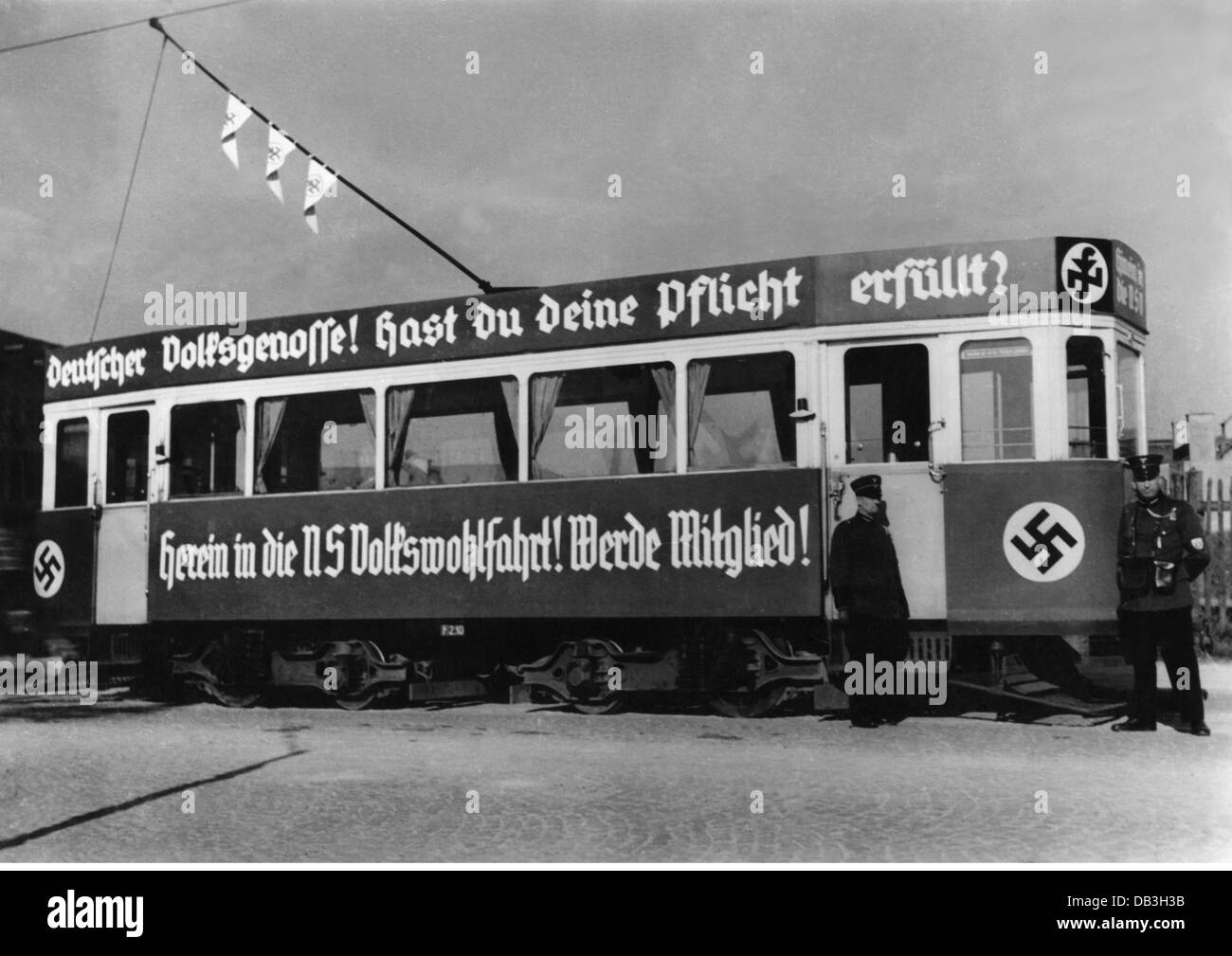 Nationalsozialismus / Nationalsozialismus, Propaganda, Werbung für die NS-Volkswohlfahrt auf einer Straßenbahn, Berlin, 1930er Jahre, Zusatzrechte-Clearences-nicht vorhanden Stockfoto