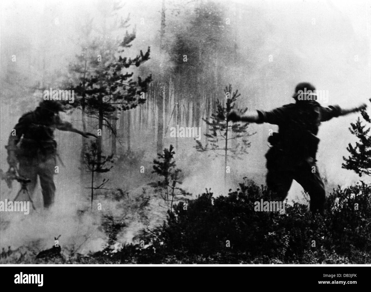 Ereignisse, 2. Weltkrieg, Russland 1942 / 1943, Deutsche Soldaten in einem brennenden Wald, um 1942, Zusatzrechte-Clearences-nicht vorhanden Stockfoto