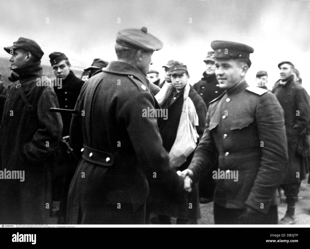 Nachkriegszeit, Kriegsgefangene, Deutschland, sowjetischer Leutnant, der deutsche Gefangene in britisches Gewahrsam übergab, Handschlag mit einem britischen Offizier, um 1945/1946, Zusatzrechte-Clearences-nicht vorhanden Stockfoto