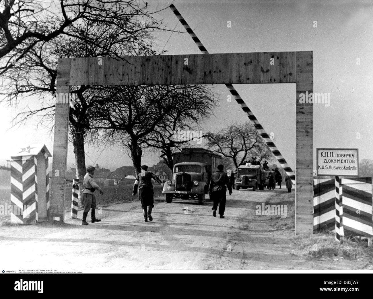 Nachkriegszeit, Deutschland, Grenzen, sowjetische Wachen an der Grenze zur amerikanischen Besatzungszone, Ankunft eines Konvois mit Rückkehrern, um 1946, zusätzliche-Rechte-Clearences-nicht verfügbar Stockfoto