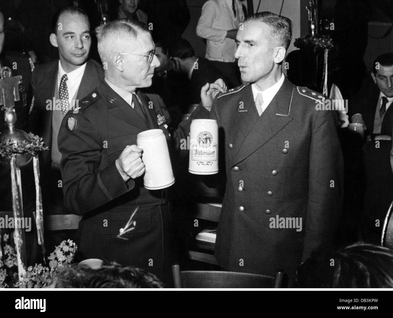 Militär, USA, Armee, Generalmajor Watson mit Oberstleutnant Kopp, Salvatorkeller, München, 1956, Zusatzrechte-Clearences-nicht verfügbar Stockfoto