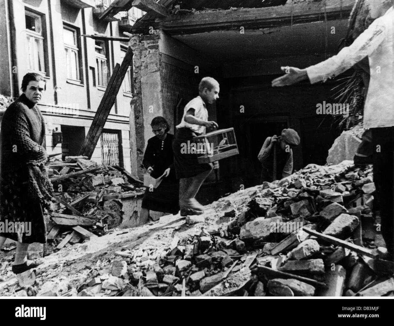 Ereignisse, 2. Weltkrieg, Polen 1939, Warschau, Überlebende nach einem deutschen Luftangriff, September 1939, Zusatzrechte-Clearences-nicht verfügbar Stockfoto