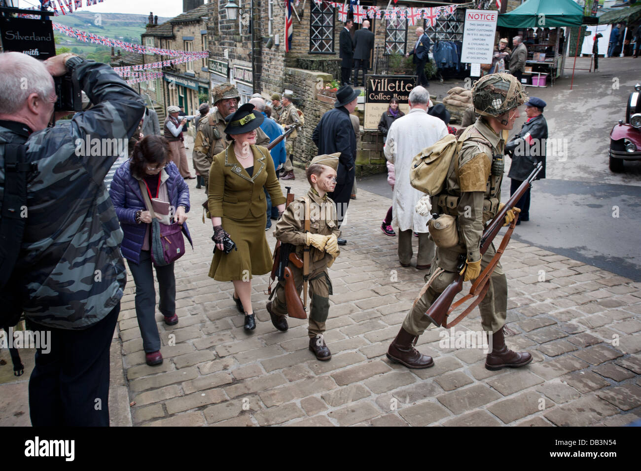 1940er Jahren am Wochenende in den Straßen von Haworth, West Yorkshire, Großbritannien Stockfoto