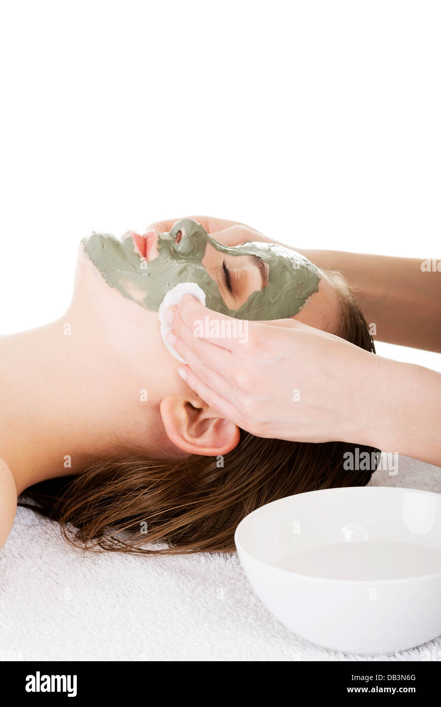 Beauty-Behandlung im Wellness-Salon. Frau mit Gesichts Tonerdemaske. Isoliert auf weiss Stockfoto